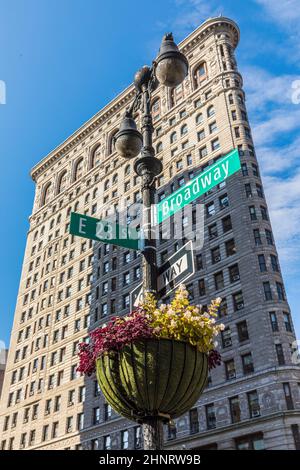 Flatiron-Gebäude in Manhattan mit Straßenschild Broadway Stockfoto