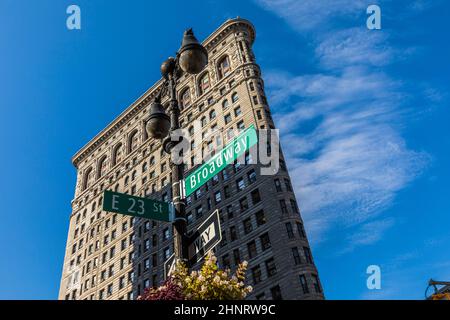 Flatiron-Gebäude in Manhattan mit Straßenschild Broadway Stockfoto