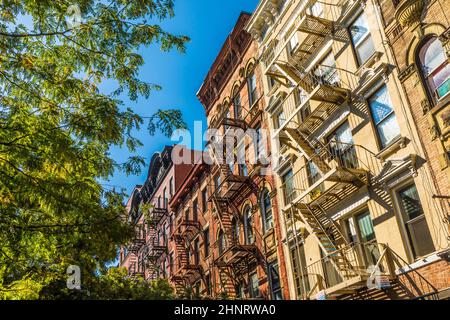 Eiserne Feuerleiter an der Fassade eines alten historischen Hauses in New York Stockfoto