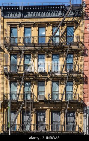 Eiserne Feuerleiter an der Fassade eines alten historischen Hauses in New York Stockfoto