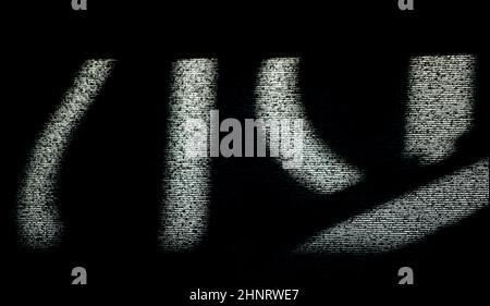 Abstraktes Design von Linien oder symbolförmigen Schatten auf Fensterblind von Sonne texturierten Hintergrund oder Hintergrund horizontalen Format in schwarz grau und weiß Stockfoto