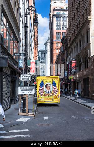 streetlife in der Innenstadt von New York. Der Paketdienst Maurer mit seinen vintage lackierten gelben Lastwagen liefert Pakete Stockfoto