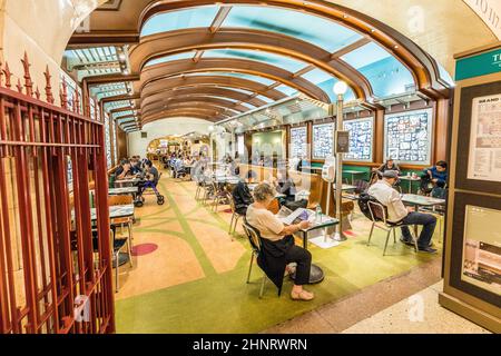 Die Menschen genießen den Food-Bereich im Grand Central Terminal Stockfoto