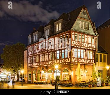 Altes mittelalterliches Gebäude am Romerberg Platz. Es ist im Mittelalterstil in der Altstadt - einem historischen Zentrum der Stadt - hergestellt Stockfoto