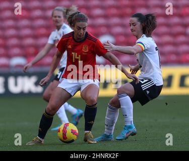 MIDDLESBROUGH, GROSSBRITANNIEN. FEB 17th Alexia Putellas aus Spanien im Einsatz mit Sara Dabritz aus Deutschland während des Arnold Clark Cup Spiels zwischen Deutschland und Spanien im Riverside Stadium, Middlesbrough am Donnerstag, 17th. Februar 2022. (Kredit: Mark Fletcher | MI News)L Kredit: MI Nachrichten & Sport /Alamy Live News Stockfoto