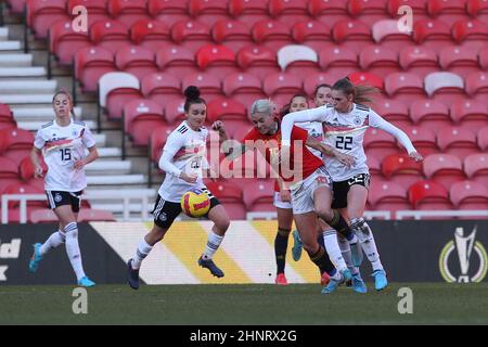 MIDDLESBROUGH, GROSSBRITANNIEN. FEB 17th Spaniens MAPI Leon kämpft am Donnerstag, den 17th. Februar 2022, im Riverside Stadium, Middlesbrough, während des Arnold Clark Cup-Spiels zwischen Deutschland und Spanien um den Besitz von Jule Brand aus Deutschland. (Kredit: Mark Fletcher | MI News)L Kredit: MI Nachrichten & Sport /Alamy Live News Stockfoto