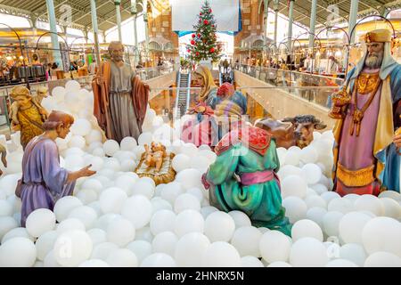 weihnachtsdekoration im Dickdarm-Markt in Valencia, Spanien Stockfoto