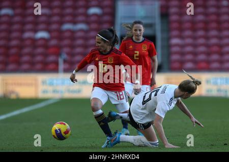 MIDDLESBROUGH, GROSSBRITANNIEN. FEB 17th Marta Cardona aus Spanien in Aktion mit Giulia Gwinn während des Arnold Clark Cup Spiels zwischen Deutschland und Spanien im Riverside Stadium, Middlesbrough am Donnerstag, den 17th. Februar 2022. (Kredit: Mark Fletcher | MI News)L Kredit: MI Nachrichten & Sport /Alamy Live News Stockfoto