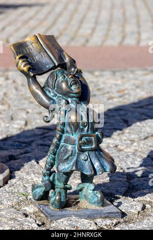 Breslau, Polen - 30. September 2021: Zwergfrauen Symbol der Demokratie mit der Verfassung RP in der Hand. Bürgersteig auf dem Salt Square (Plac Solny) Stockfoto