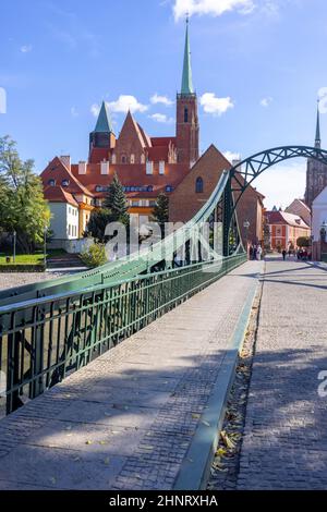 Blick auf die Tumski-Brücke und den Turm der Stiftskirche vom Heiligen Kreuz und St. Bartholomäus, Breslau, Polen Stockfoto