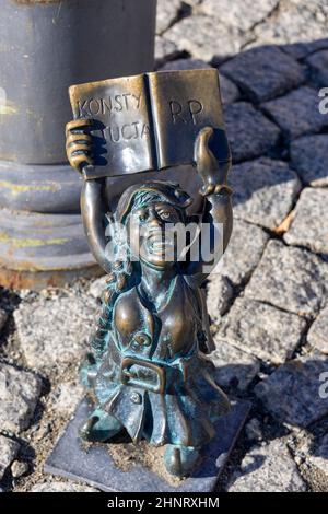 Zwergfrauen Symbol der Demokratie mit Verfassung RP in der Hand, Breslau, Polen Stockfoto