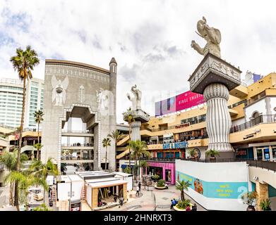 Hollywood und Highland Komplex mit Geschäften und Restaurants und berühmten Elefanten Stockfoto