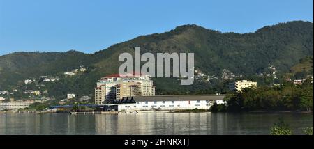 Mucurapo, Trinidad und Tobago-16. Januar 2021: Blick am frühen Morgen aus dem Vorland von Mucurapo. Mehrere Geschäftsgebäude sind zu sehen Stockfoto