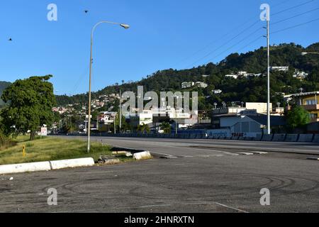 Mucurapo, Trinidad und Tobago-16. Januar 2021: Blick auf die Straße vom Mucurapo-Vorland. Mehrere Geschäfts- und Wohngebäude sind zu sehen. Stockfoto