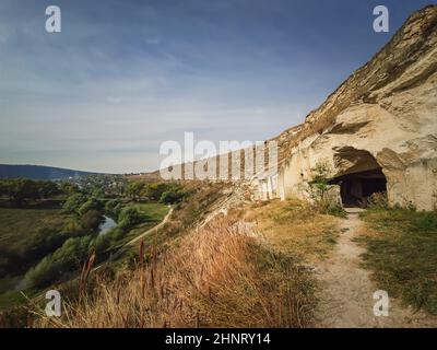 Blick auf die Höhlen von Karstkalkhügeln bei Orheiul Vechi, dem alten Orhei-Komplex, in der Nähe des Dorfes Trebujeni, Moldawien. Herbstsaison Naturlandschaft verlängert Stockfoto