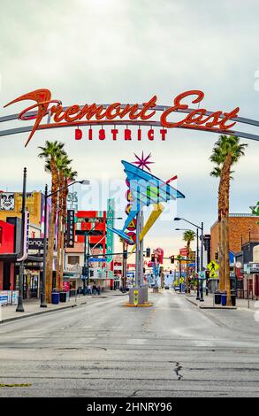 Eingang von fremont East mit vielen alten historischen Neonschildern im ursprünglichen alten Teil von Las Vegas Stockfoto