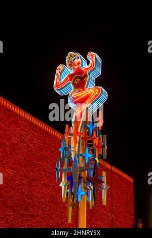 Die legendäre Fremont Street im „Old Las Vegas“ bietet historische Kasinos, Bars, Neonschilder und Hotels, die weiterhin Touristen aus der ganzen Welt anziehen. Stockfoto