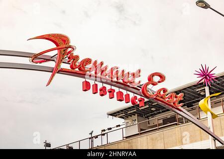 Eingang von fremont East mit vielen alten historischen Neonschildern im ursprünglichen alten Teil von Las Vegas Stockfoto