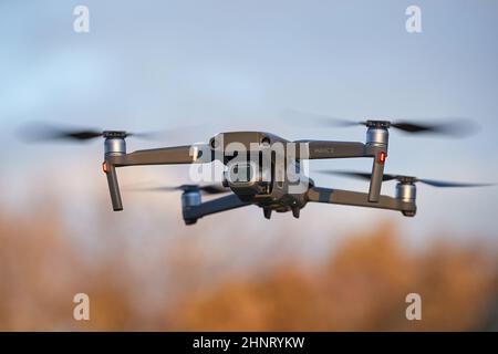 Drohne fliegen im Freien Stockfoto