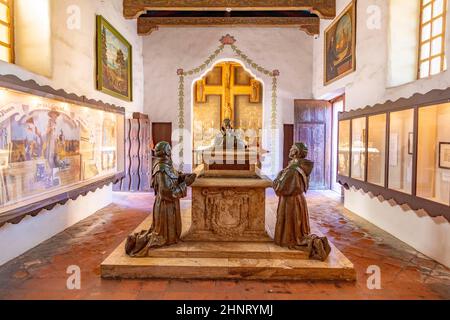 Grab des Prior bei der Carmel Mission San Carlos Borromeo in Carmel, USA. Papst Paul II. Verehrt die heilige maria in Karmel Stockfoto