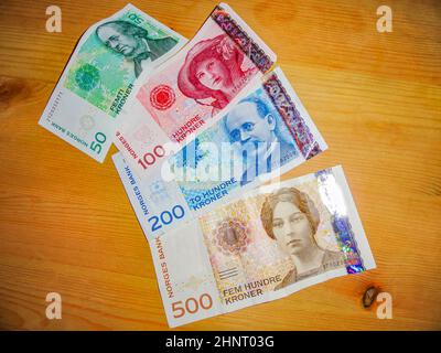 Norwegische bunte Banknoten Kroner 50 100 200 und 500 Noten grün rot, blau und gelb. Stockfoto