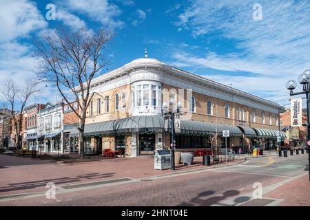 Blick auf die Pearl Street Mall, eine berühmte Fußgängerzone in der Innenstadt von Boulder, Colorado, in den Rocky Mountains Stockfoto