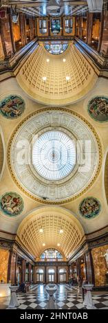 Im Inneren des Wiesbadener Casinos mit berühmter Jugendstildecke in der Eingangshalle Stockfoto