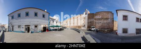 mall Häuser in der historischen Stadt Sines mit einer Mauer aus altem Schloss Stockfoto