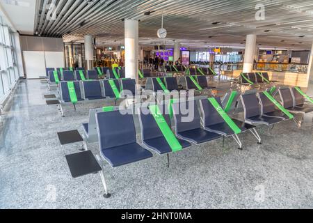 Leere Sitzplätze mit Hinweis Halten Sie Abstand am Flughafen Frankfurt Rhein-Main Stockfoto