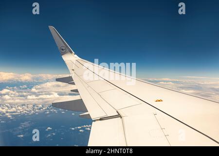Lufthansa-Flugzeuge am Himmel über den Wolken zur Corona-Reiseeinschränkungszeit im Juni 2020. Stockfoto