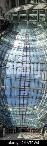 Modernes Bürogebäude, der Platz am Terminal 1 des internationalen Flughafens in Frankfurt Stockfoto