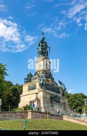 Schöne Sicht auf das Denkmal Niederwalddenkmal. Touristen bewundern die hohe Germania-Skulptur. Stockfoto