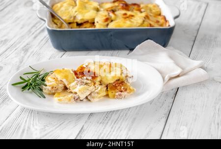 Tartiflette - ein französisches Gericht mit Kartoffeln, Reblochon-Käse, Lardonen und Zwiebeln. Stockfoto