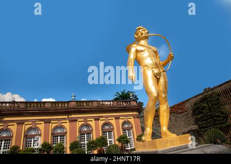 Goldene Skulptur in der Orangerie der Residenz Weilburg, Hessen, Deutschland Stockfoto