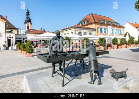 Statue der Spargelfrau auf dem Marktplatz in Schwetzingen, Deutschland Stockfoto