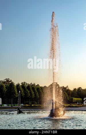 Herrlicher Park mit Springbrunnen im Frühjahr. Schwetzingen, Deutschland Stockfoto