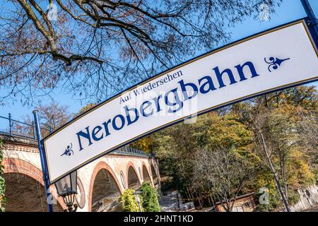 Beschilderung auf wiedersehen Nerobergbahn (bye bye Nero Bergbahn) im Nero Park in Wiesbaden Stockfoto