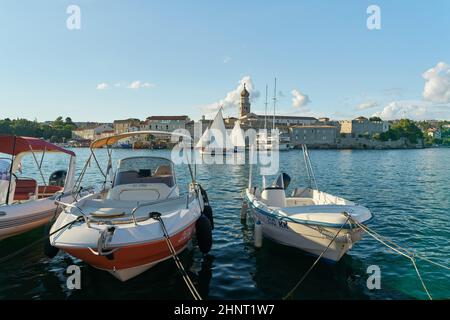 Blick über den Hafen auf die Altstadt von Krk auf der gleichnamigen Insel an der Adria in Kroatien Stockfoto