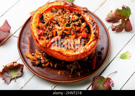 Hokkaido Kürbis gebacken mit Hackfleisch, Gemüse und Quinoa. Traditionelle Herbstgerichte Stockfoto