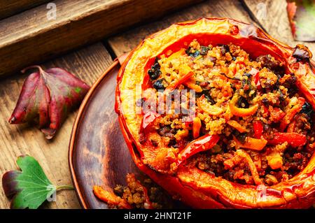 Kürbishälften gefüllt mit Hackfleisch, Gemüse und Quinoa.Herbst Kürbis hokkaido Stockfoto