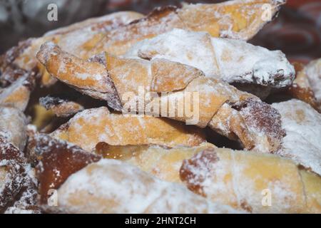 Knusprige Croissants gefüllt mit Marmelade. Traditionelles slawisches Gebäck namens Roguelikes. Krümelige Kekse Stockfoto