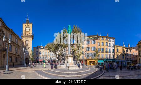 Besucher besuchen den zentralen Marktplatz mit dem berühmten Hotel de ville in Aix en Provence, Frankreich. Stockfoto