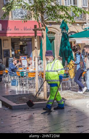 Der Straßenkehrer reinigt die Straße am historischen zentralen Platz vor dem Hotel de ville in Aix en Provence, Frankreich. Stockfoto