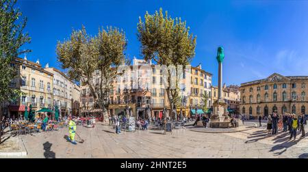 Besucher besuchen den zentralen Marktplatz mit dem berühmten Hotel de ville in Aix en Provence, Frankreich. Stockfoto