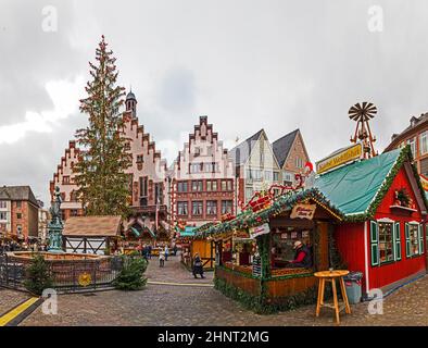 Die Menschen genießen den weihnachtsmarkt am Römer Stockfoto