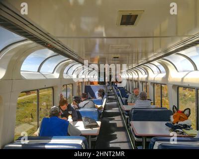 Die Menschen genießen den Blick vom pacific surfliner Panoramawagen auf die malerische Küste des pazifiks Stockfoto