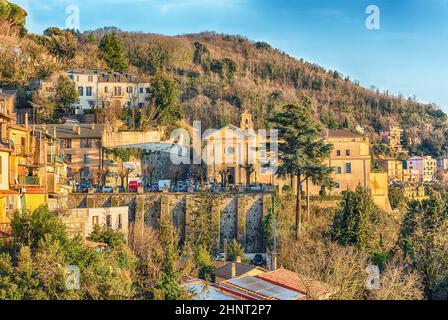 Die Stadt Nemi in den Albaner Bergen, mit Blick auf den See Nemi, in der Nähe von Rom, Italien Stockfoto