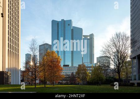 Skyline mit den 155 Meter hohen Zwillingstürmen Deutsche Bank I und II in Frankfurt Stockfoto