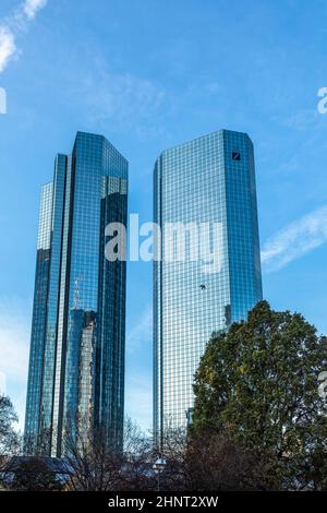 Fassade des Hauptquartiers der Deutschen Bank mit spiegelbildem Wolkenkratzer in Frankfurt Stockfoto