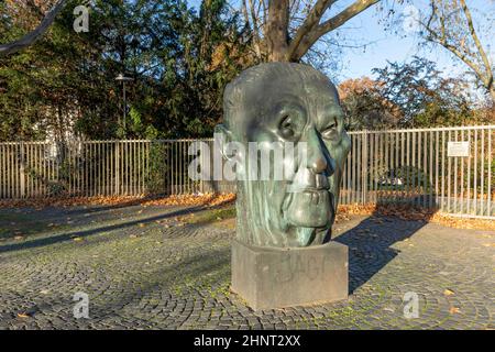 Statue von Konrad Adenauer vom Bildhauer Hubertus von Pilgrim im Mai 1982. Stockfoto